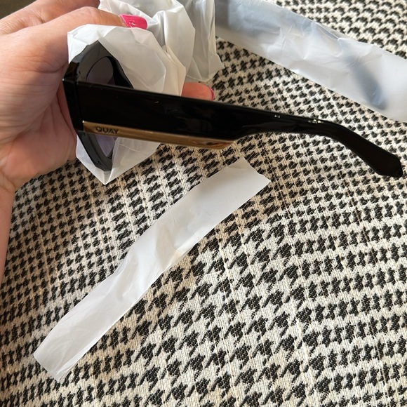 New Quay By The Way Black Frame Smoke Lens Sunglasses With Case - Picture 6 of 11